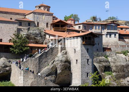 Meteora, Grecia, 3 maggio 2026. vista panoramica del grande monastero di meteoroni in grecia, caratterizzato da un'antica architettura in pietra, tetti in terracotta e pi Foto Stock