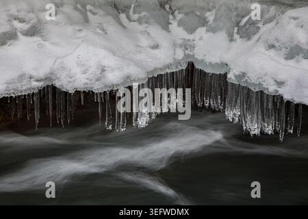 Immagine in bianco e nero con ghiaccio, neve e ghiaccio sopra il fiume Foto Stock