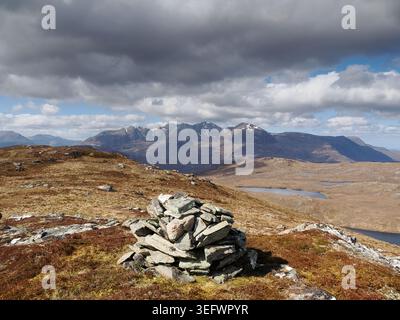 Vista verso un Teallach dalla cima del Meall A' Chairn sopra Loch Broom, Scozia Foto Stock