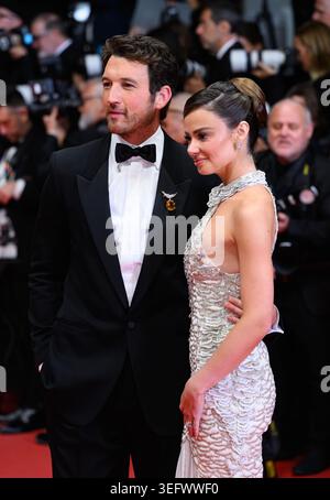 Cannes, Francia. 16 maggio 2026. Miles Teller e Keleigh Sperry partecipano alla Paper Tiger Premiere al 79° Festival di Cannes. Crediti: Doug Peters/EMPICS/Alamy Live News Foto Stock
