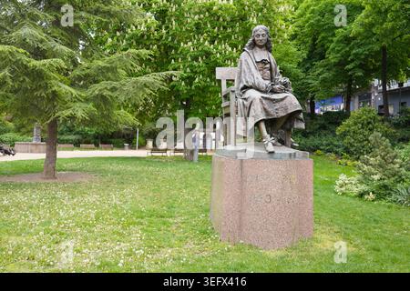 CLERMONT-FERRAND, FRANCIA - 28 APRILE 2026: Statua di Blaise Pascal in un parco pubblico Foto Stock