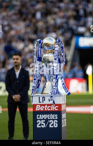 Porto, Porto, Portogallo. 16 maggio 2026. Liga Portugal Betclic 2025/26 trofeo del campionato consegnato alla squadra del Porto dopo la partita Liga Portugal Betclic 25/26 tra FC Porto e Santa Clara all'Estadio do Dragao il 16 maggio 2026, a Porto, Portogallo. (Credit Image: © Sandro Alemao/ZUMA Press Wire) SOLO PER USO EDITORIALE! Non per USO commerciale! Crediti: ZUMA Press, Inc./Alamy Live News Foto Stock
