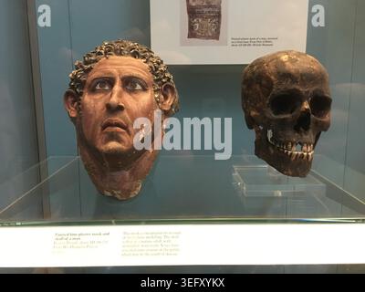 Antica maschera di morte romana e cranio. 100 - 170AD. British Museum, Londra, Inghilterra, Regno Unito, Europa Foto Stock