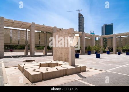 Architettura moderna del Museo Nazionale del Bahrein sotto un cielo azzurro nella capitale Manama, in Bahrein Foto Stock