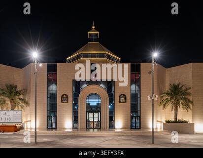 Cattedrale di nostra Signora d'Arabia in Bahrein – illuminata di notte con la cupola dorata Foto Stock