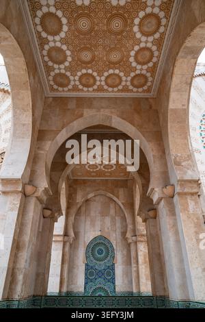 Intricati dettagli architettonici e grandi archi della Moschea di Hassan II a Casablanca, Marocco Foto Stock