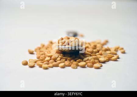 Suddividi trama vista dall'alto angolata Chana dal su sfondi sfocati bianchi Macro Fotografia Foto Stock