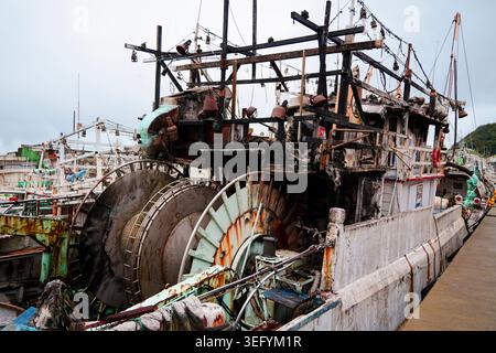 Yilan, Taiwan - 31 marzo 2025: Telai in metallo carbonizzato e attrezzature bruciate su un ponte di pescherecci a strascico danneggiato dal fuoco al porto di Nanfangao. Foto Stock