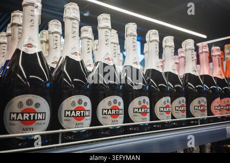 Almaty, Kazakistan - 17 febbraio 2026: Bottiglie di Martini Asti su uno scaffale. Bevande alcoliche. Duty Free all'aeroporto Foto Stock