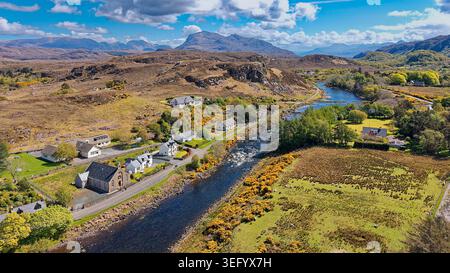 Poolewe Sutherland Scotland River Ewe e montagne nella Springtime Church e case lungo Riverside Road Foto Stock