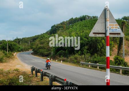 Tortuosa Mountain Road con Scooter Rider Foto Stock