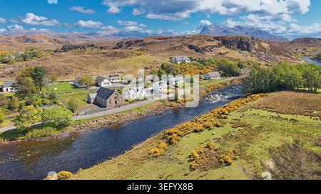 Poolewe Sutherland Scotland River Ewe Church e case lungo il fiume in primavera Foto Stock