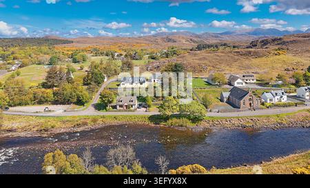 Poolewe Sutherland Scotland River Ewe Church e case lungo il fiume a Springtime Foto Stock