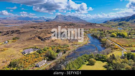 Poolewe Village Sutherland Scotland River Ewe vista a monte verso Loch Maree in primavera Foto Stock