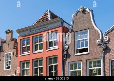 Fila di frontoni che mostra il gradino, la facciata in cornice e il collo delle case sul canale di Oudegracht 325-329 nel centro della città di Utrecht, Paesi Bassi Foto Stock