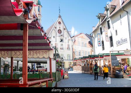 TALLINN, ESTONIA - 7 MAGGIO 2026: Accoglienti terrazze all'aperto degli storici ristoranti medievali Olde Hansa e Peppersack in una strada acciottolata nel Vecchio Foto Stock
