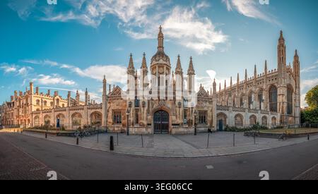 Vista panoramica della Cappella del King's College a Cambridge, Inghilterra, che mostra l'architettura gotica ornata sotto un cielo blu. Storico punto di riferimento dell'università AN Foto Stock