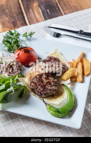 Polpette di carne fatte in casa servite su un piatto, polpette di carne grigliate succose con superficie dorata, cucina turca tradizionale e delizioso cibo confortante Foto Stock