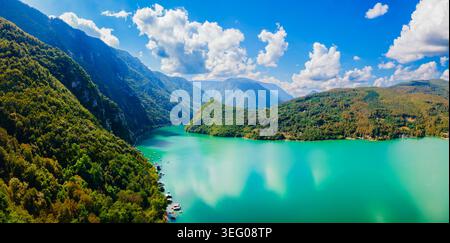 Vista panoramica aerea del lago Perucac sul fiume Drina al confine tra Serbia e Bosnia Foto Stock