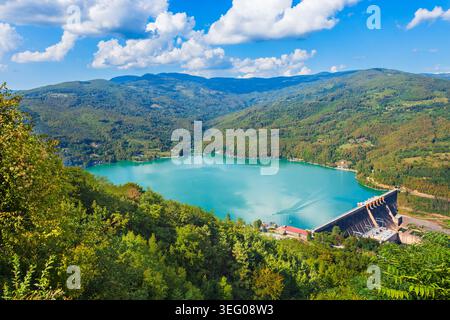 Vista panoramica aerea del lago Perucac sul fiume Drina al confine tra Serbia e Bosnia Foto Stock