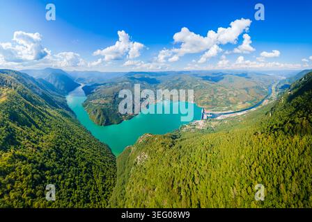 Vista panoramica aerea del lago Perucac sul fiume Drina al confine tra Serbia e Bosnia Foto Stock