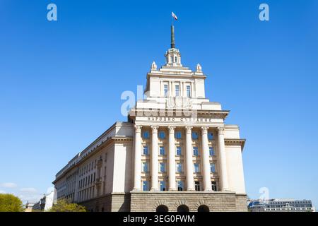 Sofia, Bulgaria - 28 aprile 2023: Costruzione dell'Assemblea nazionale bulgara a Sofia. Sofia è la capitale e la città più grande della Bulgaria. Foto Stock