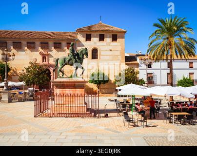 Antequera, Spagna - 22 ottobre 2021: Statua equestre di Fernando i nella piazza della città Vecchia o in Plaza coso Viejo ad Antequera, una città della provincia di Malaga Foto Stock