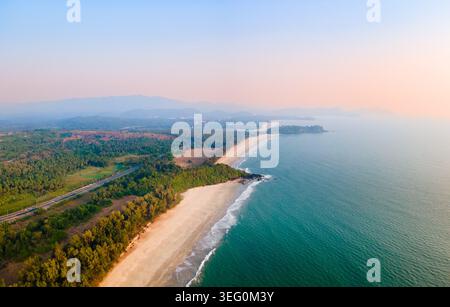 Vista panoramica aerea di Galgibaga, Talpona e Rajbag al tramonto. Galgibaga o Galgibagh Beach - una spiaggia pubblica si trova vicino al mare di Palolem in Foto Stock