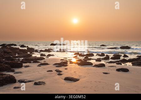 Spiaggia di Galgibaga al tramonto. Galgibaga o Galgibagh Beach - una spiaggia pubblica si trova a South Goa, in India, vicino al mare di Palolem. Foto Stock