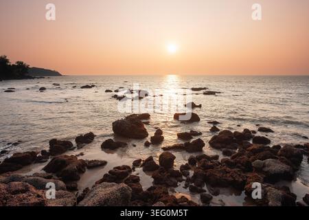 Spiaggia di Galgibaga al tramonto. Galgibaga o Galgibagh Beach - una spiaggia pubblica si trova a South Goa, in India, vicino al mare di Palolem. Foto Stock
