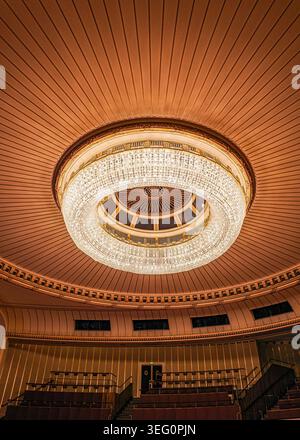 Vienna, Austria - 18 gennaio 2026: Soffitto e lampadario nella sala principale dell'Opera di Stato di Vienna, Austria Foto Stock