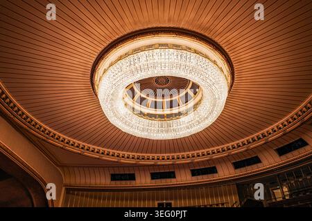 Vienna, Austria - 18 gennaio 2026: Soffitto e lampadario nella sala principale dell'Opera di Stato di Vienna, Austria Foto Stock