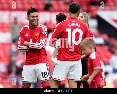 Manchester, Regno Unito. 17 maggio 2026. Casemiro del Manchester United parla con la famiglia e i compagni di squadra mentre si immerge nell'atmosfera della sua ultima partita in casa durante la partita Manchester United vs Nottingham Forest Premier League all'Old Trafford, Manchester. Il credito per immagini dovrebbe essere: Andrew Yates/Sportimage Credit: Sportimage Ltd/Alamy Live News Foto Stock