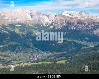 Val Gardena con Puez - il massiccio del Geisler sullo sfondo. Alto Adige. Italia. Foto Stock