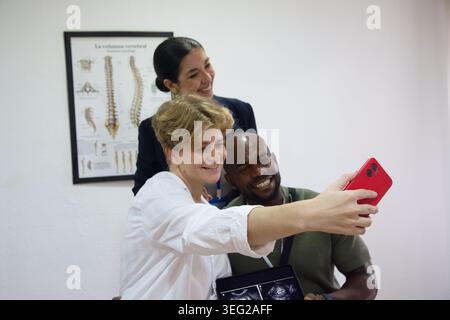 Felice team medico multirazziale che condivide selfie ecografici Foto Stock