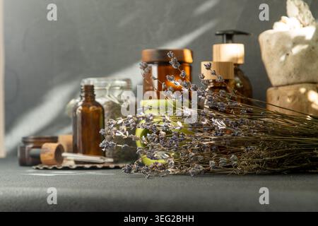 Candele profumate e vasi con olio essenziale. Bouquet di fiori di lavanda secchi. Aromaterapia. Lampada per aroma Foto Stock