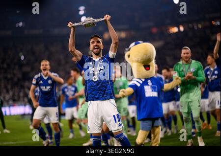 GELSENKIRCHEN, GERMANIA - 17 MAGGIO 2026: Kenan Karaman e i giocatori dello Schalke 04 celebrano la vittoria nella 2.Bundesliga dopo la partita FC Schalke 04 vs Ein Foto Stock