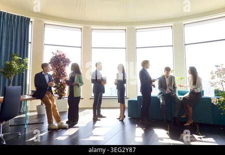Networking di team aziendali diversificato e discussione di idee in una riunione d'ufficio Foto Stock