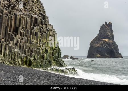 Reynisfjara, una meravigliosa spiaggia di sabbia nera che si trova vicino a Vik, sulla costa meridionale dell'Islanda, caratterizzata da colonne di basalto e da onde spettacolari Foto Stock