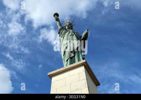 Replica della Statua della libertà su Île aux Cygnes a Parigi, Francia. Foto Stock
