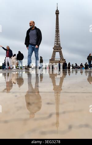 Turisti, la Torre Eiffel dal Trocadéro dopo la pioggia a Parigi, Francia. Foto Stock