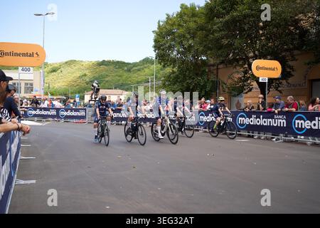 I piloti del Team Tudor durante la fase 1 da Amantea a Cosenza al giro-e 2026 di Cosenza, Italia. Foto: Giuseppe Iaconianni Foto Stock