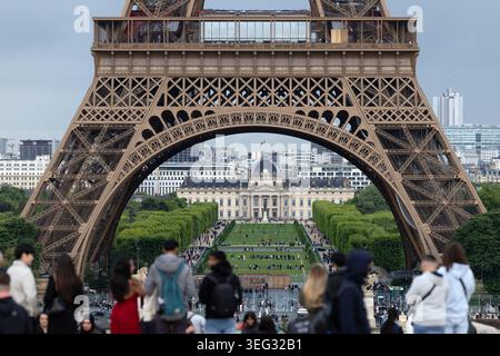 Torre Eiffel, Champ de Mars e École Militaire visti dal Trocadéro di Parigi, Francia. Foto Stock
