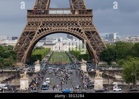 Torre Eiffel, Champ de Mars e École Militaire visti dal Trocadéro di Parigi, Francia. Foto Stock
