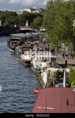 Case galleggianti ormeggiate lungo la Senna vicino a Pont d’Iéna a Parigi, Francia. Foto Stock