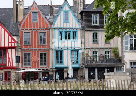 Case colorate e in legno nel centro storico di Vannes, Bretagna, Francia. Foto Stock