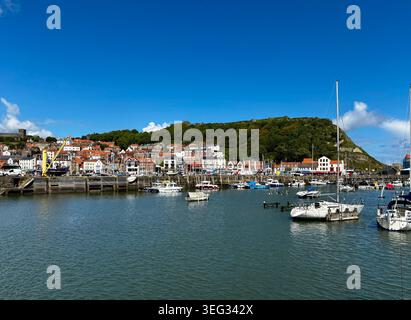 Castello di Scarborough e porto Foto Stock