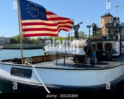 Stern della FDNY Fire Fighter Boat, ora un museo galleggiante, legato a Greenport, New York. La nave da 134 piedi è iscritta nel National Historic Register. Foto Stock