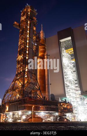 Il razzo Artemis II SLS (Space Launch System) e la navicella Orion della NASA tornano al Vehicle Assembly Building, mercoledì 25 febbraio 2026, al Kennedy Space Center della NASA in Florida. Le squadre risolveranno un problema di flusso di elio sperimentato nella fase di propulsione criogenica provvisoria del razzo prima di far rotolare il razzo e la navicella spaziale al complesso di lancio 39B per la missione Artemis II intorno alla Luna. Una versione ottimizzata di un'immagine originale della NASA. Crediti: NASA/JKraus Foto Stock