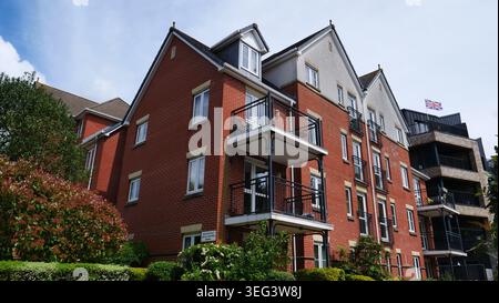 Fairholme Court è una serie di appartamenti per anziani a Eastleigh, Regno Unito. È stato costruito dalla McCarthy & Stone e gestito dalla FirstPort. Foto Stock